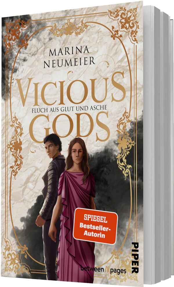 Das Buchcover zeigt eine creme-marmorierte Fläche mit schwarzem Rauch und goldverzierten Ornamentrahmen. Vordergründig zwei Figuren: ein nach links gewandter Mann in dunkler Kleidung und eine frontal blickende Frau in flieder-violettem, drapiertem Kleid. Der Titel „VICIOUS GODS“ steht in großer goldener Serifenschrift, darunter die Unterzeile „Fluch aus Glut und Asche“. Autorin „Marina Neumeier“ erscheint oben in schlichter Großschrift. Stimmung: dunkel, dramatisch, geheimnisvoll.