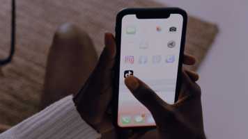 TikTok-App Icon ist auf dem Handybildschirm zu sehen