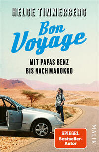 Das Buchcover zeigt eine Wüstenstraße mit Bergen im Hintergrund; im Vordergrund steht links ein silbergraues Auto mit geöffneter Tür, rechts davon ein Mann mit Rucksack, der zur Landschaft blickt. Oben in Großbuchstaben der Autorname „Helge Timmerberg“, darunter der Titel „Bon Voyage“ in großer blauer Schreibschrift und der Untertitel „Mit Papas Benz bis nach Marokko“ in schwarzer Grotesk. Unten rechts ein oranger Button mit weißem Text „SPIEGEL Bestseller-Autor“.