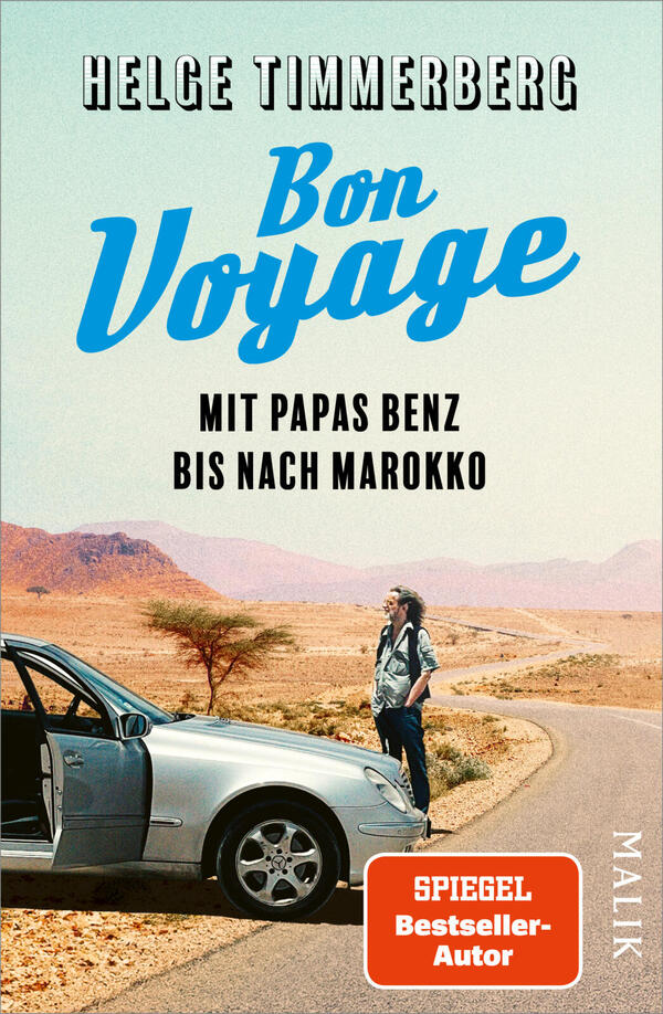 Das Buchcover zeigt eine Wüstenstraße mit Bergen im Hintergrund; im Vordergrund steht links ein silbergraues Auto mit geöffneter Tür, rechts davon ein Mann mit Rucksack, der zur Landschaft blickt. Oben in Großbuchstaben der Autorname „Helge Timmerberg“, darunter der Titel „Bon Voyage“ in großer blauer Schreibschrift und der Untertitel „Mit Papas Benz bis nach Marokko“ in schwarzer Grotesk. Unten rechts ein oranger Button mit weißem Text „SPIEGEL Bestseller-Autor“.