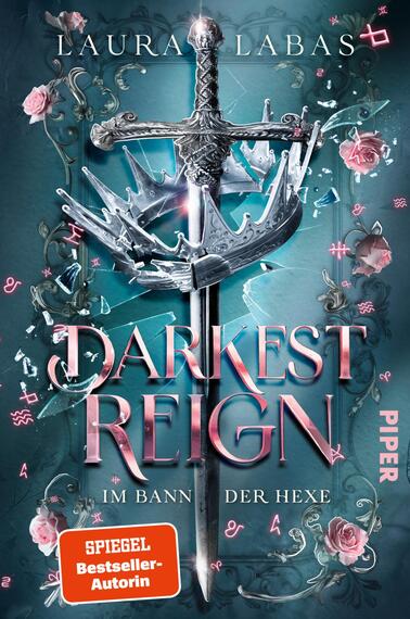 Das Buchcover zeigt einen glitzernden, silbernen Schwert mit einer Krone, die darüber schwebt, vor einem tiefblauen Hintergrund. Um das Schwert sind filigrane, dekorative Elemente und rosa Rosen angeordnet. Im Vordergrund steht der Titel „DARKEST REIGN“ in großen, pinken Buchstaben, gefolgt von dem Untertitel „IM BANN DER HEXE“ in kleinerer Schrift. Der Autorinnenname „Laura Labas“ befindet sich oben auf dem Cover. Ein roter Button mit dem Text „SPIEGEL Bestseller-Autorin“ ist unten links platziert.
