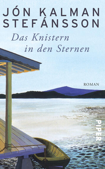 Das Buchcover zeigt eine stilisierte Landschaft mit sanften Blau- und Lilatönen, die eine ruhige Gewässeroberfläche reflektieren. Im Vordergrund befindet sich ein hölzerner Steg, der ins Wasser führt. Auf der rechten Seite des Covers ist der Titel „Das Knistern in den Sternen“ in eleganter, kursiver Schrift abgebildet. Der Name des Autors, Jón Kalman Stefánsson, steht darüber in klarer, geradliniger Typografie. Das Cover vermittelt eine friedliche und nachdenkliche Atmosphäre.