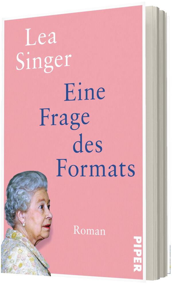 Das Buchcover zeigt auf rosafarbenem Grund links oben den Autorennamen „Lea Singer“ in weißer Serifenschrift, mittig den blauen Titel „Eine Frage des Formats“ in größerer Serifenschrift und darunter klein das Wort „Roman“. Unten links ein gegen den Buchrand blickendes Porträt einer älteren Frau mit grauen, hochgesteckten Haaren und pastellgemusterter Kleidung. Rechts am Buchschnitt vertikal der Verlagsname in Weiß (nicht beschrieben).