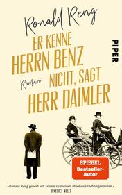 Das Buchcover zeigt eine stilisierte schwarz-weiße Illustration von zwei Männern in historischen Anzügen, die vor einem alten Automobil stehen. Über ihnen ist der Titel „ER KENNE HERRN BENZ NICHT, Sagt HERR DAIMLER“ in großen, gelben Buchstaben angeordnet. Der Autorenname „Ronald Reng“ steht oben in einer geschwungenen Schrift. Am oberen rechten Rand befindet sich das Verlagslogo „PIPER“. Ein kleiner Hinweis „SPIEGEL Bestseller-Autor“ ist ebenfalls sichtbar. Die Atmosphäre vermittelt einen nostalgischen und historischen Charakter.