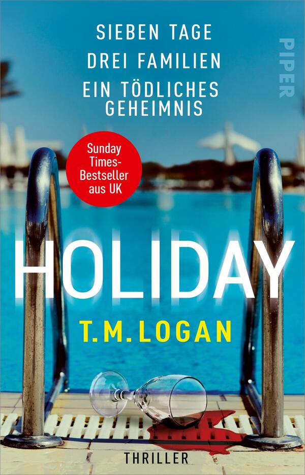 Das Buchcover zeigt einen Pool mit einer blauen Wasseroberfläche und einer Leiter. Im Vordergrund liegt ein umgefallenes Weinglas, das ein Gefühl von Chaos oder Gefahr vermittelt. Der Titel „HOLIDAY“ steht in großen, weißen Buchstaben zentral im unteren Bereich des Covers, begleitet von dem Autorenname „T.M. Logan“ in gelber Schrift. Darüber befindet sich der Hinweis „Sunday Times-Bestseller aus UK“ in einem roten, runden Kästchen. Die Farben des Covers sind insgesamt hell und einladend, kontrastieren jedoch mit der angespannten Atmosphäre des Thrillers.