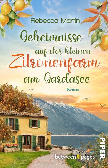 Das Buchcover zeigt eine idyllische Szene mit einem gelben Haus, umgeben von grünen Bäumen und leuchtenden Zitronen, die von einem blauen Himmel und sanften Berglandschaften über dem Gardasee umrahmt wird. Der Titel „Geheimnisse auf der kleinen Zitronenfarm am Gardasee“ ist in einer geschwungenen, einladenden Schriftart dargestellt, während der Autorenname Rebecca Martin darüber steht. Am unteren Rand befindet sich der Hinweis „Roman“.