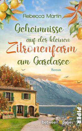 Das Buchcover zeigt eine idyllische Szene mit einem gelben Haus, umgeben von grünen Bäumen und leuchtenden Zitronen, die von einem blauen Himmel und sanften Berglandschaften über dem Gardasee umrahmt wird. Der Titel „Geheimnisse auf der kleinen Zitronenfarm am Gardasee“ ist in einer geschwungenen, einladenden Schriftart dargestellt, während der Autorenname Rebecca Martin darüber steht. Am unteren Rand befindet sich der Hinweis „Roman“.