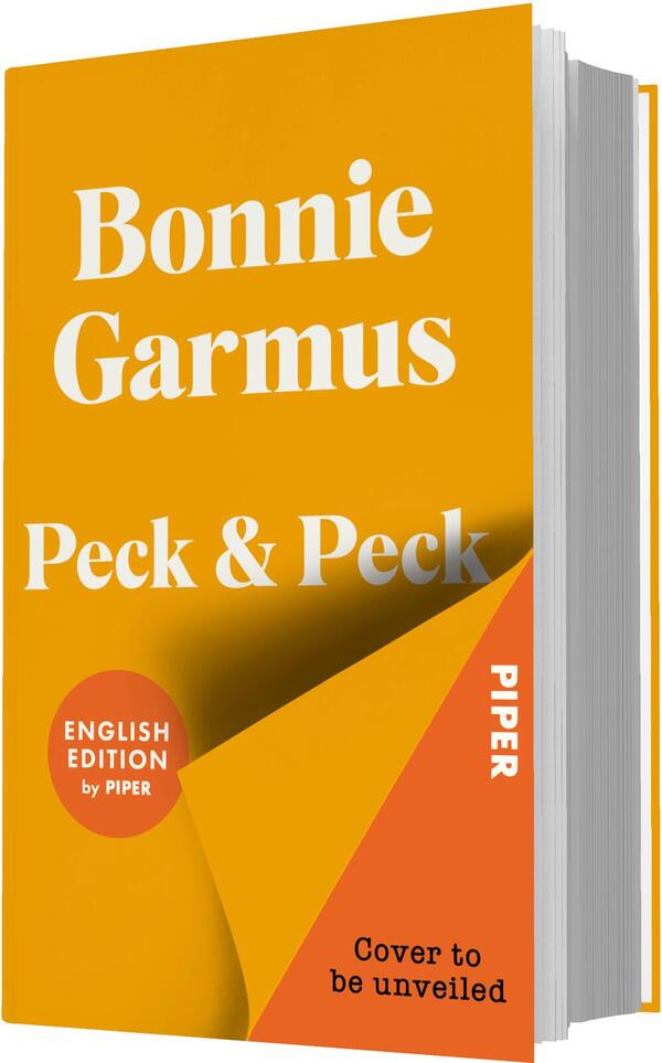 Das Buchcover zeigt ein in warmen Gelb- und Orangetönen gehaltenes Layout mit großer, weißer Serifenschrift: oben der Autorname Bonnie Garmus, darunter der Titel Peck & Peck. Unten rechts eine aufgerollte Ecke in dunklerem Orange mit senkrechtem Schriftzug „PIPER“ und dem Satz „Cover to be unveiled“. Links ein runder Button mit dem Text „ENGLISH EDITION by PIPER“. Insgesamt schlicht und markant.