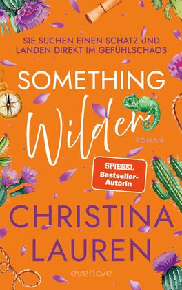 Das Buchcover zeigt einen leuchtend orangefarbenen Hintergrund mit verstreuten lila Blütenblättern, Kaktus, Kompass, Seil, grünes Chamäleon und florale Akzente. Titel „SOMETHING Wilder“ kombiniert weiße Großbuchstaben und eine handschriftliche Script-Schrift; Autorenname „CHRISTINA LAUREN“ erscheint in großen lila Versalien. Oben steht der Untertitel „Sie suchen einen Schatz und landen direkt im Gefühlschaos“, die Atmosphäre wirkt verspielt und sommerlich. Ein oranger Button mit weißer Schrift „SPIEGEL Bestseller-Autorin“ ist mittig platziert.