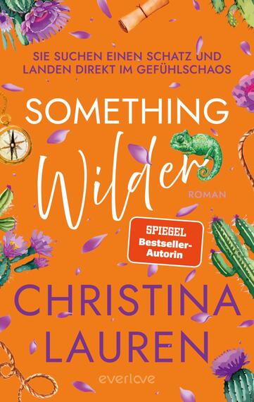 Das Buchcover zeigt einen leuchtend orangefarbenen Hintergrund mit verstreuten lila Blütenblättern, Kaktus, Kompass, Seil, grünes Chamäleon und florale Akzente. Titel „SOMETHING Wilder“ kombiniert weiße Großbuchstaben und eine handschriftliche Script-Schrift; Autorenname „CHRISTINA LAUREN“ erscheint in großen lila Versalien. Oben steht der Untertitel „Sie suchen einen Schatz und landen direkt im Gefühlschaos“, die Atmosphäre wirkt verspielt und sommerlich. Ein oranger Button mit weißer Schrift „SPIEGEL Bestseller-Autorin“ ist mittig platziert.