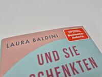 Außenansicht des Buches „Und sie schenkten ihnen ein Zuhause“