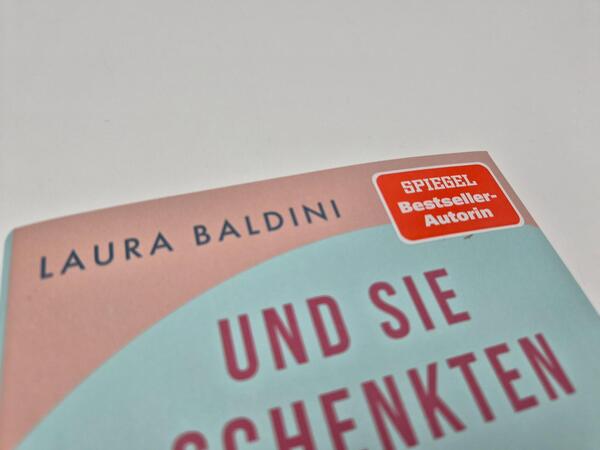 Außenansicht des Buches „Und sie schenkten ihnen ein Zuhause“