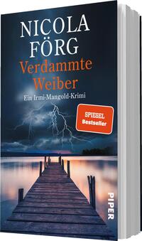 Das Buchcover zeigt einen dramatischen Himmel mit aufziehenden Gewitterwolken, in denen Blitze aufleuchten. Im Vordergrund erstreckt sich ein Holzsteg, der ins Wasser führt, und vermittelt ein Gefühl der Isolation. Der Titel „Verdammte Weiber“ von Nicola Förg ist in großen, orangefarbenen Buchstaben prominent platziert. Darunter steht „Ein Irmi-Mangold-Krimi“ in schlichterer Schrift. Oben links befindet sich das Autorenname in weißen, markanten Großbuchstaben. Ein roter Sticker mit der Aufschrift „SPIEGEL Bestseller“ verleiht dem Cover zusätzlichen Fokus.