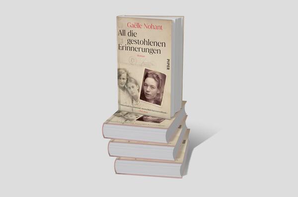 Bücherstapel des Buches „All die gestohlenen Erinnerungen“