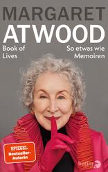 Das Buchcover zeigt ein Porträt von Margaret Atwood, die mit verschränkten Fingern vor dem Mund lächelt und auf eine geheimnisvolle Weise zum Schweigen auffordert. Sie trägt eine auffällige, hellrote Jacke mit großen Falten, die mit einem dunklen Hintergrund kontrastiert. Der Titel „ATWOOD“ steht in großen, grauen Buchstaben mittig oben, während der Untertitel „So etwas wie Memoiren“ in kleinerer Schrift darunter platziert ist. Am unteren Rand befindet sich der Hinweis „SPIEGEL Bestseller-Autorin“.