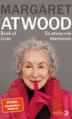 Book of Lives Das Buchcover zeigt ein Porträt von Margaret Atwood, die mit verschränkten Fingern vor dem Mund lächelt und auf eine geheimnisvolle Weise zum Schweigen auffordert. Sie trägt eine auffällige, hellrote Jacke mit großen Falten, die mit einem dunklen Hintergrund kontrastiert. Der Titel „ATWOOD“ steht in großen, grauen Buchstaben mittig oben, während der Untertitel „So etwas wie Memoiren“ in kleinerer Schrift darunter platziert ist. Am unteren Rand befindet sich der Hinweis „SPIEGEL Bestseller-Autorin“.
