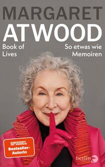 Das Buchcover zeigt ein Porträt von Margaret Atwood, die mit verschränkten Fingern vor dem Mund lächelt und auf eine geheimnisvolle Weise zum Schweigen auffordert. Sie trägt eine auffällige, hellrote Jacke mit großen Falten, die mit einem dunklen Hintergrund kontrastiert. Der Titel „ATWOOD“ steht in großen, grauen Buchstaben mittig oben, während der Untertitel „So etwas wie Memoiren“ in kleinerer Schrift darunter platziert ist. Am unteren Rand befindet sich der Hinweis „SPIEGEL Bestseller-Autorin“.