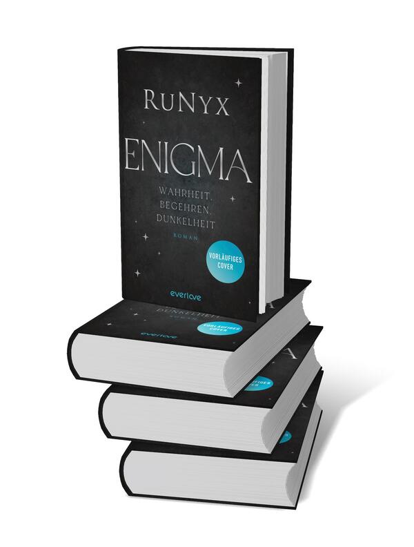 Bücherstapel des Buches „Enigma – Wahrheit, Begehren, Dunkelheit“