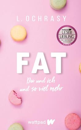 Das Buchcover zeigt eine zarte, rosa Hintergrundfarbe, auf dem bunte Makarons in verschiedenen Farben wie gelb, grün und rosa angeordnet sind. Der Titel „FAT“ steht groß und in Weiß im Zentrum, während der Untertitel „Du und ich und so viel mehr“ in einer verspielten, handschriftlichen Schriftart darunter platziert ist. Oben rechts befindet sich ein Kreis mit dem Text „wattpad LESER LIEBLING“, der auf einen besonderen Status hinweist. Der Autorname „L. Ochrasy“ ist dezent unter dem Titel positioniert.