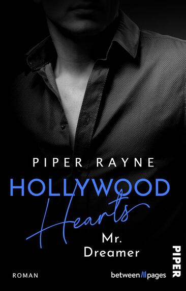 Das Buchcover zeigt eine dunkle, geheimnisvolle Atmosphäre mit einem schattierten männlichen Oberkörper im Vordergrund. Der Titel „HOLLYWOOD Hearts“ ist in auffälligem, kräftigem Blau gehalten und stilvoll platziert. Darunter steht „Mr. Dreamer“ in schlichter, weißer Schrift. Der Name der Autorinnen „Piper Rayne“ ist ebenfalls in weißen Buchstaben am oberen Rand zu finden. Der Hintergrund ist in Schwarz vorgesehen, wodurch die Farben und Schriftarten stark hervorgehoben werden.