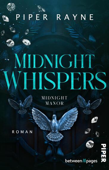 Das Buchcover zeigt einen dunklen Hintergrund mit sanften, mystischen Grüntönen. Im Mittelpunkt prangt der Titel „MIDNIGHT WHISPERS“ in großen, eleganten, hellblauen Buchstaben. Darunter steht „MIDNIGHT MANOR“ in kleinerer Schrift. Eine stilisierte, graue Taube mit ausgebreiteten Flügeln akzentuiert das Cover, umgeben von glänzenden, silbernen Elementen, die wie Edelsteine wirken. Der Autorname „Piper Rayne“ steht oben in weißer Schrift. Das Gesamtbild vermittelt eine geheimnisvolle und atmosphärische Stimmung.
