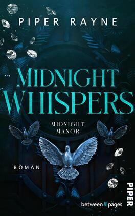 Das Buchcover zeigt einen dunklen Hintergrund mit sanften, mystischen Grüntönen. Im Mittelpunkt prangt der Titel „MIDNIGHT WHISPERS“ in großen, eleganten, hellblauen Buchstaben. Darunter steht „MIDNIGHT MANOR“ in kleinerer Schrift. Eine stilisierte, graue Taube mit ausgebreiteten Flügeln akzentuiert das Cover, umgeben von glänzenden, silbernen Elementen, die wie Edelsteine wirken. Der Autorname „Piper Rayne“ steht oben in weißer Schrift. Das Gesamtbild vermittelt eine geheimnisvolle und atmosphärische Stimmung.