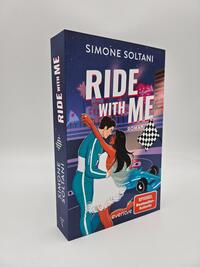 Außenansicht des Buches „Ride with me – Die Rennstrecke ist sein Leben, bis sie ihn aus der Spur bringt “