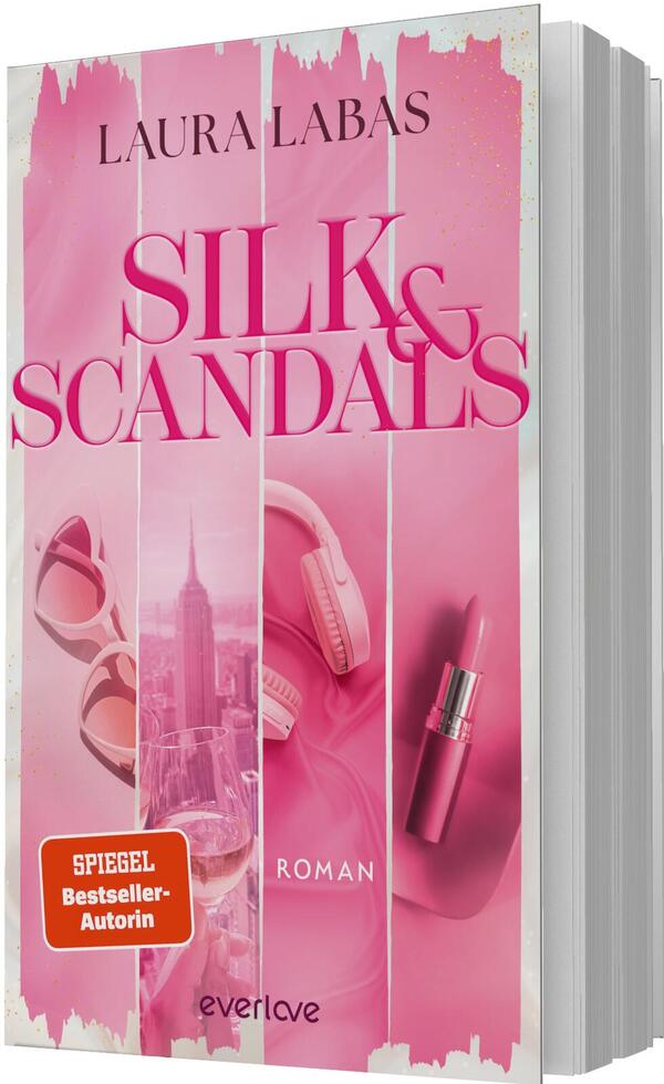 Das Buchcover zeigt eine pinke, glamouröse Gestaltung mit vertikalen, leicht ausgefransten Streifen. Oben der Autorenname „Laura Labas“, in der Mitte groß der Titel „SILKS & SCANDALS“ in kräftiger Serifenschrift, unten klein „ROMAN“. Gezeigte Motive: Sonnenbrille, Sektglas mit Skylinereflex, Kopfhörer und Lippenstift. Atmosphäre: luxuriös, feminin und skandalös. Ein orangefarbener Button trägt den Text „SPIEGEL Bestseller-Autorin“.