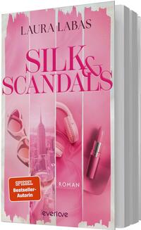 Das Buchcover zeigt eine pinke, glamouröse Gestaltung mit vertikalen, leicht ausgefransten Streifen. Oben der Autorenname „Laura Labas“, in der Mitte groß der Titel „SILKS & SCANDALS“ in kräftiger Serifenschrift, unten klein „ROMAN“. Gezeigte Motive: Sonnenbrille, Sektglas mit Skylinereflex, Kopfhörer und Lippenstift. Atmosphäre: luxuriös, feminin und skandalös. Ein orangefarbener Button trägt den Text „SPIEGEL Bestseller-Autorin“.