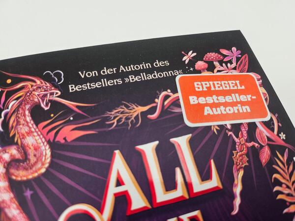Außenansicht des Buches „All the Tides of Fate“