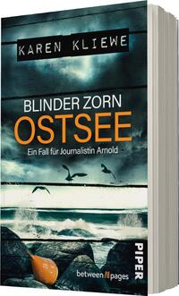 Das Buchcover zeigt stürmische Wolken über der Ostsee, die eine düstere, spannungsgeladene Atmosphäre vermitteln. Im Vordergrund sind dunkle Wellen und Möwen zu sehen. Der Titel „BLINDER ZORN“ steht in auffälligem Orange, während „OSTSEE“ darunter in Weiß geschrieben ist. Der Name der Autorin, „KAREN KLIEWE“, ist in Schwarz oben platziert. Untertitel „Ein Fall für Journalistin Arnold“ rundet die informative Gestaltung ab.