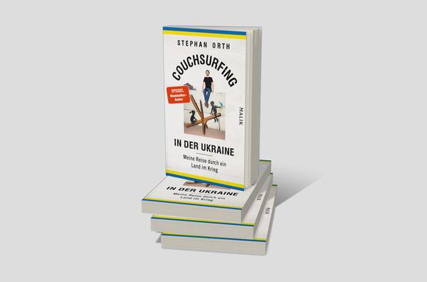 Bücherstapel des Buches „Couchsurfing in der Ukraine“