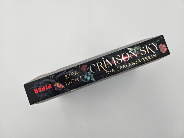 Außenansicht des Buches „Crimson Sky – Die Seelenjägerin“