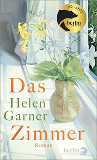 Das Buchcover zeigt eine helle, freundliche Fensterbank mit einem großen, gefüllten Vase, die eine Vielzahl von frischen Blumen in sanften Gelb- und Weißtönen präsentiert. Über dem Bild steht in großen, orangefarbenen Buchstaben der Titel „Das Zimmer“, gefolgt von „Helen Garner“ in grünem Schriftzug. Der untere Bereich enthält das Wort „Roman“. In der oberen linken Ecke ist ein rundes, goldenes Emblem mit dem Text „30 Jahre berlin verlag“ zu sehen.