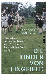 Das Buchcover zeigt ein historisches Foto spielender Kinder auf einer grünen Wiese vor einem dunkel gehaltenen Gebäude. Farbton: gedämpfte Grün- und Brauntöne mit hellblauem, großformatigem Schriftzug „DIE KINDER VON LINGFIELD“ unten rechts. Oben mittig in kleinerem Weiß steht „REBECCA CLIFFORD“. Links mittig in Weiß der Untertitel „Wie ein Heim für Holocaustwaisen unser Verständnis der kindlichen Psyche geprägt hat“. Keine Verlagslogos beschrieben.