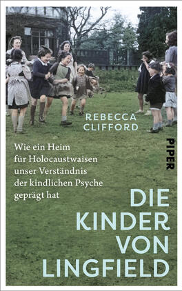 Das Buchcover zeigt ein historisches Foto spielender Kinder auf einer grünen Wiese vor einem dunkel gehaltenen Gebäude. Farbton: gedämpfte Grün- und Brauntöne mit hellblauem, großformatigem Schriftzug „DIE KINDER VON LINGFIELD“ unten rechts. Oben mittig in kleinerem Weiß steht „REBECCA CLIFFORD“. Links mittig in Weiß der Untertitel „Wie ein Heim für Holocaustwaisen unser Verständnis der kindlichen Psyche geprägt hat“. Keine Verlagslogos beschrieben.