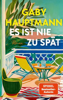 Das Buchcover zeigt eine sonnige, mediterran anmutende Balkonszene mit türkis-blauem Meerblick, Palmenblättern und buntem Terrassenmobiliar: ein gelber Liegestuhl, ein rundes Tischchen mit Karaffe und Glas sowie ein gestreifter Teppich. Oben groß „GABY HAUPTMANN“ in gelber Großschrift, darunter fett weißer Titel „ES IST NIE ZU SPÄT“. Links in orange kursiv „Roman“, unten ein rotes Badge „SPIEGEL Bestseller-Autorin“.