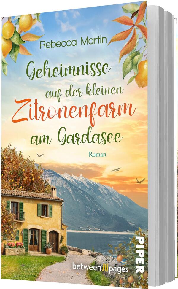 Das Buchcover zeigt eine idyllische Gardasee-Kulisse bei warmem Sonnenuntergang: im Vordergrund ein gelb getünchtes Landhaus, Uferweg und Zitrusbäume; Zitruszweige mit reifen gelben Früchten rahmen die oberen Ecken. Im Hintergrund Berge, See und ein blau‑orangefarbener Himmel. Titel in verschnörkelter Schrift, „Zitronenfarm“ groß orange, der restliche Titel grün, Autorname Rebecca Martin oben in schlichter Sans‑Serif. Atmosphäre: warm und mediterran.
