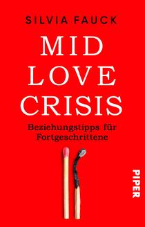 Das Buchcover zeigt einen kräftigen roten Hintergrund. In der oberen Hälfte steht in großen, weißen Buchstaben der Titel „MID LOVE CRISIS“. Darunter erscheint in kleineren, ebenfalls weißen Buchstaben der Untertitel „Beziehungstipps für Fortgeschrittene“. Zwei Streichhölzer, eines rot und eines unbeschichtet, sind in der Mitte des Covers platziert. Der Autorenname „SILVIA FAUCK“ steht oberhalb des Titels. Rechts unten ist das Verlagslogo „PIPER“ in klaren, weißen Buchstaben abgebildet. Die Gesamtatmosphäre wirkt auffällig und provokant.
