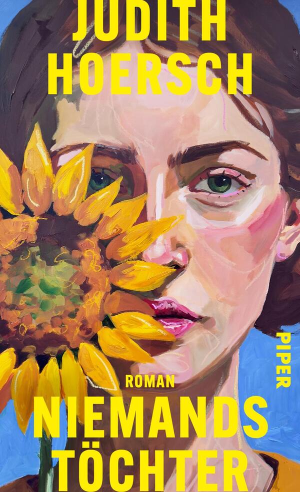 Das Buchcover zeigt ein Portrait einer Frau, die halbdurchsichtig hinter einer großen Sonnenblume steht. Ihr Gesicht ist ausdrucksstark, mit deutlich gezeichneten Augen und Lippen. Der Hintergrund ist in einem intensiven hellblauen Farbton gehalten. Die Titelinformationen sind in kräftigem Gelb gestaltet. Oben steht „JUDITH HOERSCH“, darunter ist der Titel „NIEMANDS TÖCHTER“ und das Wort „ROMAN“ in kleinerer Schrift platziert. Das Verlagslogo ist nicht abgebildet.