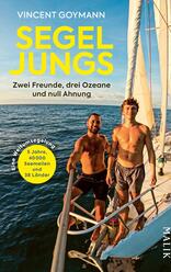 Das Buchcover zeigt zwei junge Männer, die auf einem Segelboot stehen und in die Kamera lächeln, mit einer weiten Wasserlandschaft im Hintergrund. Die Farben sind warm und einladend, dominierend sind Blau- und Erdtöne. Der Titel „SEGEL JUNGS“ ist in großen, gelben Buchstaben in der oberen Mitte platziert. Untertitel und weitere Informationen sind in kleinerer, weißer Schrift abgedruckt. Rechts unten befindet sich der Hinweis „Malik“.