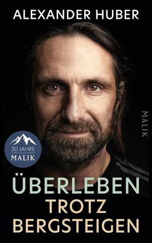 Das Buchcover zeigt ein dunkles, dramatisch beleuchtetes Porträt eines bärtigen Mannes mit langen Haaren und direktem Blick. Oben steht in Großbuchstaben der Autorenname Alexander Huber in weißer, serifenloser Schrift; darunter der Titel „ÜBERLEBEN TROTZ BERGSTEIGEN“ in zwei Farbtönen (mintgrün für „ÜBERLEBEN“, beige für „TROTZ BERGSTEIGEN“). Gesamtwirkung: ernst, entschlossen, zurückhaltende Farbpalette mit schwarzem Hintergrund.