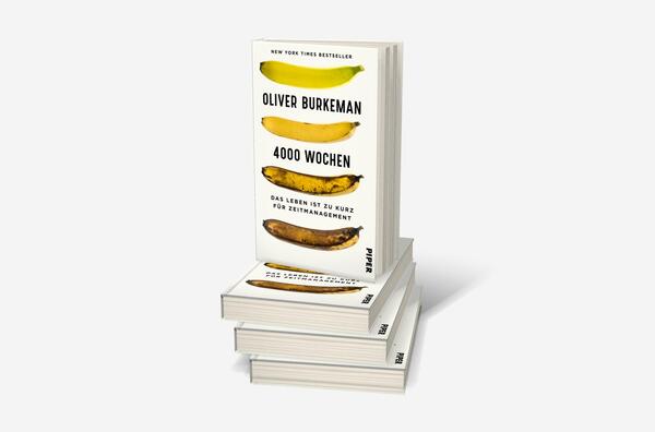 Bücherstapel des Buches „4000 Wochen“