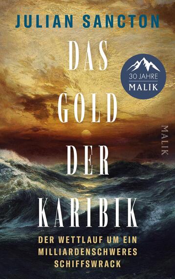 Das Buchcover zeigt oben den Autorennamen Julian Sancton in türkis-blauen Großbuchstaben vor einem dramatischen gold-orangenen Himmel über einem aufgewühlten dunkelblauen Meer. In der Bildmitte der vertikal gestaffelte Titel DAS GOLD DER KARIBIK in großen, schmalen weißen Serifbuchstaben; am unteren Rand die Unterzeile in gelbgoldenen Großbuchstaben. Rechts oben ein runder Badge mit Bergsymbol und dem Text 30 JAHRE MALIK. Atmosphäre: stürmisch, spannungsgeladen.