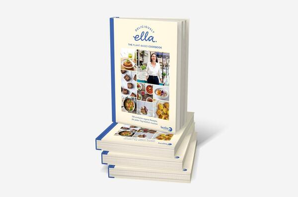 Bücherstapel des Buches „Deliciously Ella. The Plant-Based Cookbook“