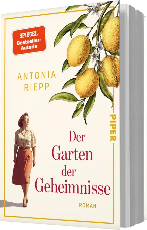 Das Buchcover zeigt eine Frau in einem klassischen, hellen Outfit mit einer roten Rock und einer blauen Bluse, die lächelnd vor einem gelben Hintergrund steht. Im oberen Bereich prangt ein rotes Feld mit dem Schriftzug „SPIEGEL Bestseller-Autorin“. Auf der linken Seite sind stilisierte Zitronen und grüne Blätter abgebildet. Der Titel „Der Garten der Geheimnisse“ ist in eleganter, roter Schrift mittig platziert, darunter das Wort „Roman“ in kleinerer Schrift.