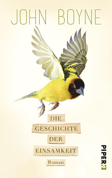 Das Buchcover zeigt einen gelben Vogel mit einem schwarzen Kopf, der fliegend dargestellt ist, vor einem sanft grauen Hintergrund. Der Titel „DIE GESCHICHTE DER EINSAMKEIT“ ist in verspielten, großen Buchstaben aus Holzblöcken gesetzt und hebt sich von der hellen Fläche ab. Darunter steht der Zusatz „Roman“ in einer dezenten Schriftart. Der Name des Autors, John Boyne, erscheint oben in eleganter Schrift. Die Gesamtatmosphäre des Covers vermittelt eine Mischung aus Leichtigkeit und Nachdenklichkeit.