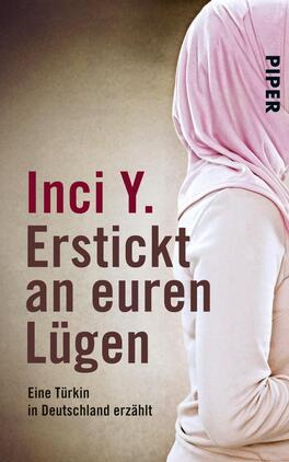 Erstickt an euren Lügen Das Buchcover zeigt das Gesicht einer Frau, die einen hellrosa Hijab trägt. Der Hintergrund ist in sanften, neutralen Farbtönen gehalten, was eine ruhige und nachdenkliche Atmosphäre schafft. Der Titel „Erstickt an euren Lügen“ ist in großen, dunkelroten Buchstaben geschrieben, darunter steht der Zusatz „Eine Türkin in Deutschland erzählt“ in kleinerer, beige-schwarzer Schrift. Der Name der Autorin, Inci Y., ist ebenfalls prominent in roten Buchstaben platziert. Die Typografie vermittelt eine ernsthafte und eindringliche Botschaft.