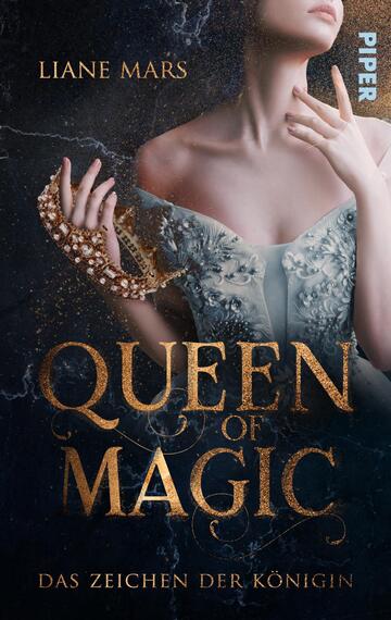 Das Buchcover zeigt eine dramatische, dunkle Gestaltung mit einer stilvollen Frau in einem eleganten, weißen Kleid. Ihre rechte Hand hält eine funkelnde Krone, während sie mit der linken Hand sanft in Richtung des Betrachters gestikuliert. Der Titel „QUEEN OF MAGIC“ ist in großen, goldenen Buchstaben mittig platziert, während der Untertitel „DAS ZEICHEN DER KÖNIGIN“ in kleinerer Schrift darunter steht. Oben links ist der Name der Autorin „LIANE MARS“ sichtbar. Der Hintergrund ist in tiefen Blau- und Schwarztönen gehalten, was eine geheimnisvolle Atmosphäre schafft.