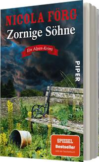 Das Buchcover zeigt eine düstere Alpenlandschaft mit bedrohlich dunklen Wolken im Hintergrund. Im Vordergrund befindet sich eine verwitterte Bank, umgeben von üppigem, grünem Gras und bunten Wildblumen. Der Titel „Zornige Söhne“ und der Name der Autorin „Nicola Förg“ sind in kräftigem Weiß und Rot gehalten. Unter dem Titel steht in einer roten Bannerform „Ein Alpen-Krimi“. Das Cover trägt zudem den Hinweis „SPIEGEL Bestseller“ in einem auffälligen Banner.